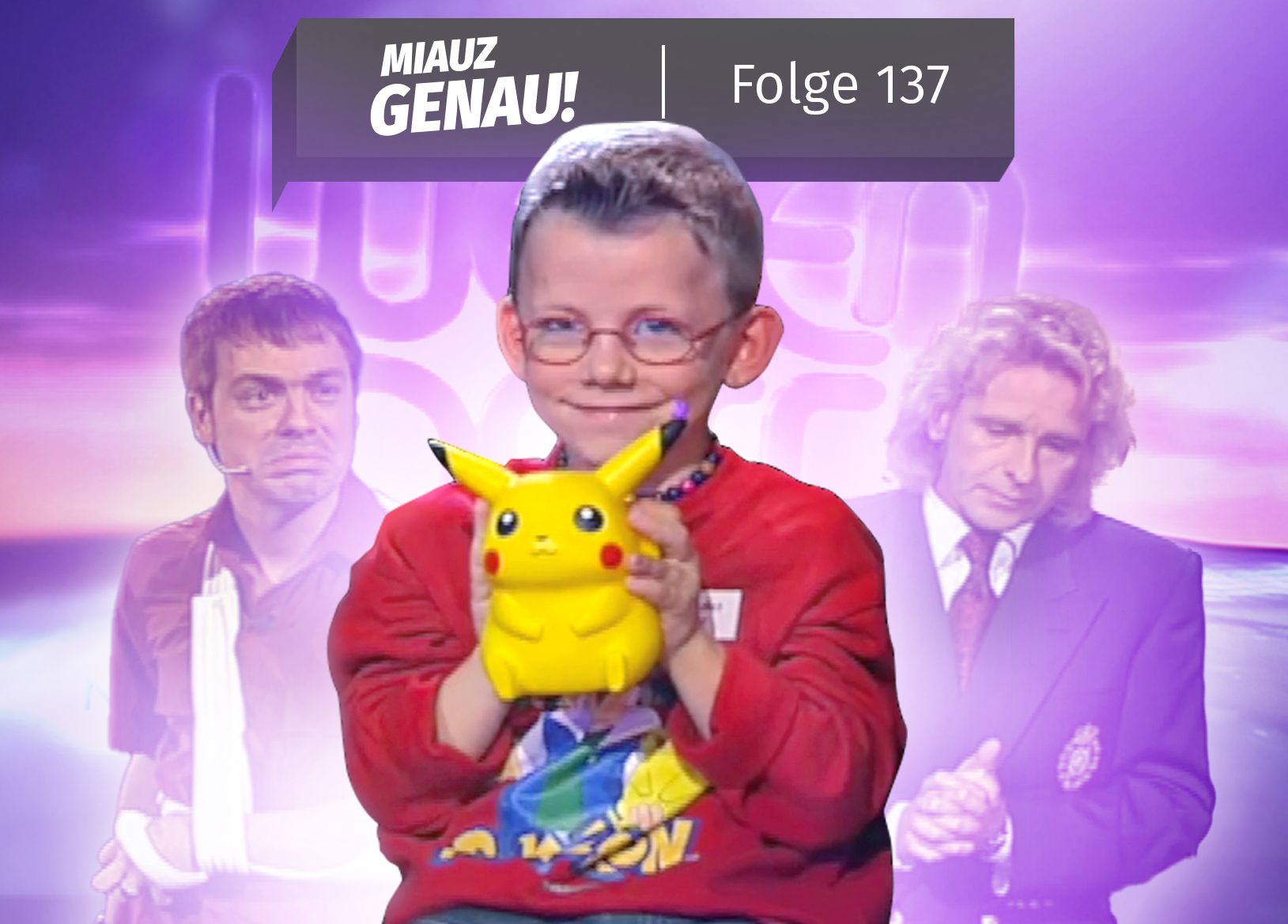 Benedict Bier hält ein Pikachu in der Hand. Im Hintergrund Thomas Gottschalk und Michael Mittermayer. Dahinter das "Wetten, dass..." Logo. Dieser Podcast behandlet die Pokémon Wette bei "Wetten, dass..."