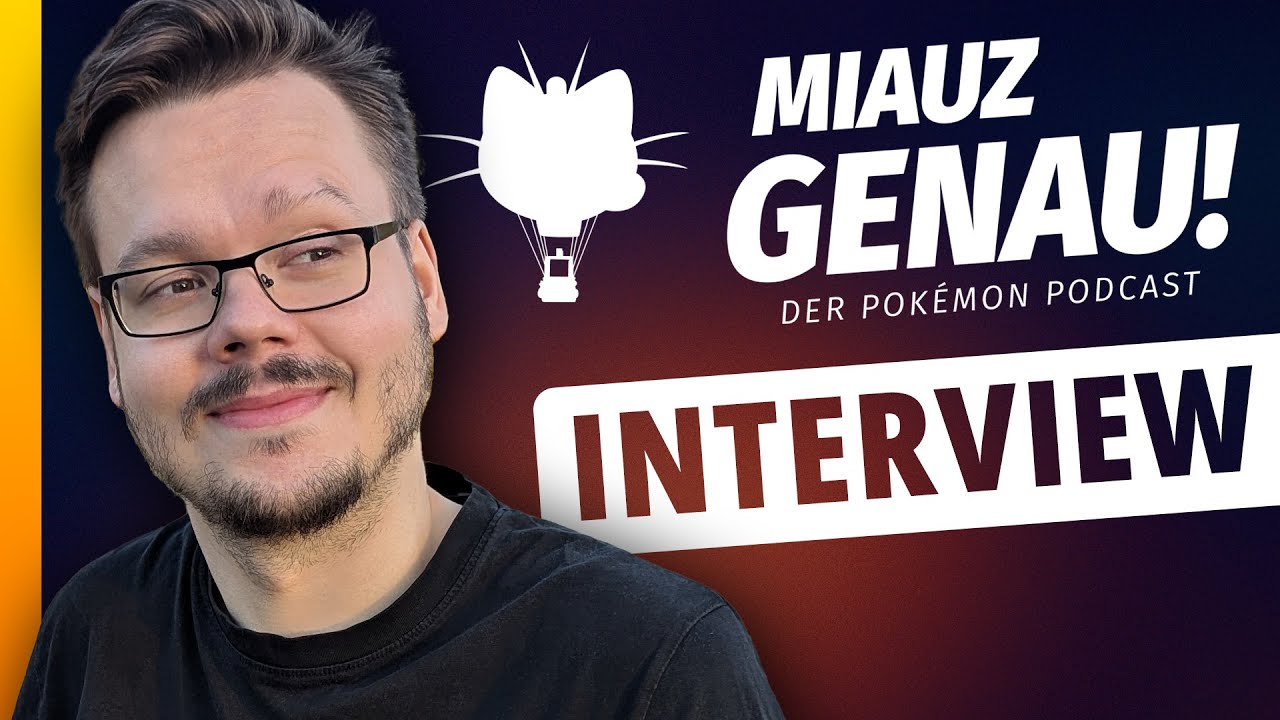 Dominik Seiler im Vordergrund. Hinter ihm steht das Logo von Miauz Genau! - dem deutschen Pokémon Podcast