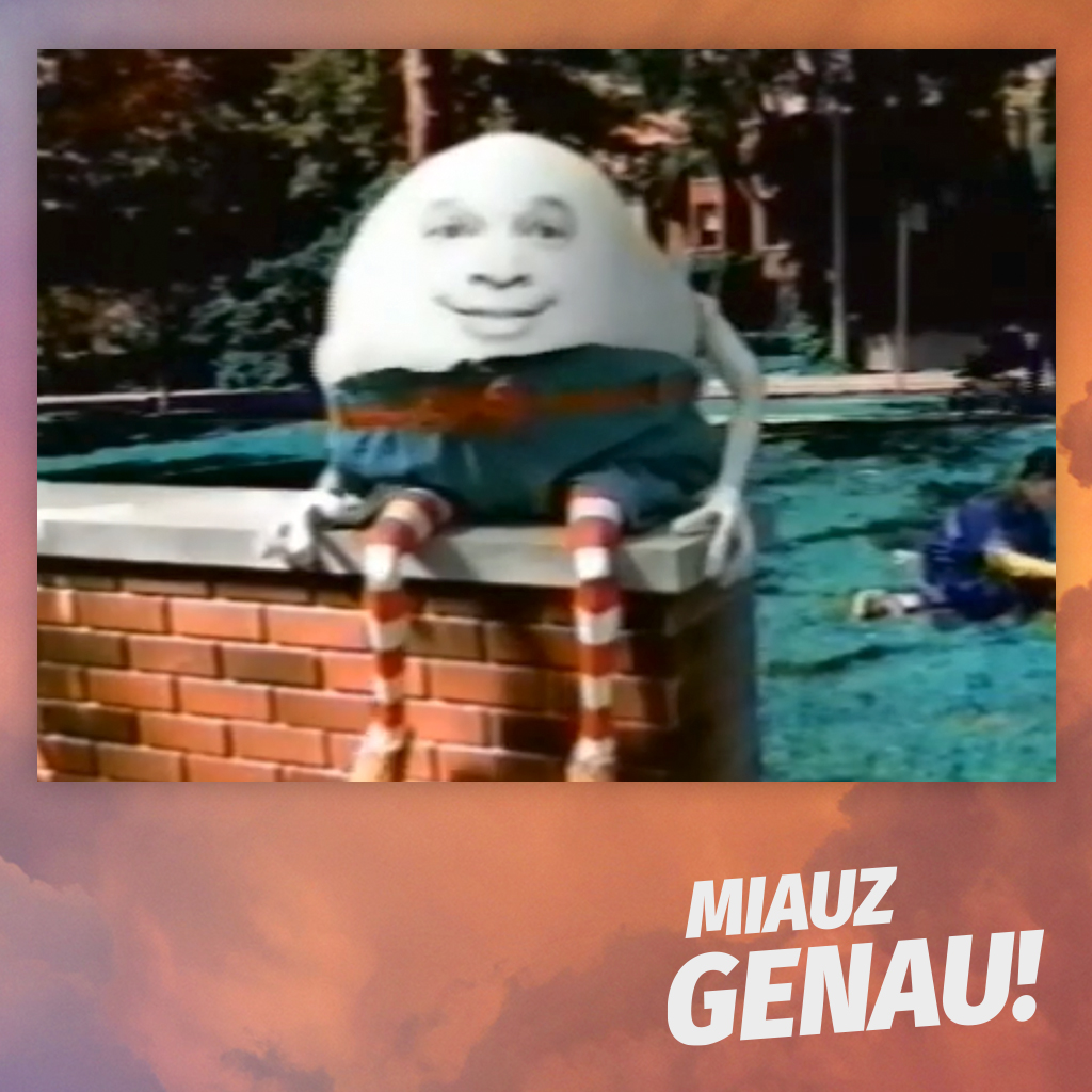 „Miauz Genau! Podcast – Folge 160 ‚Eiertanz in der Arena‘: Screenshot aus dem Werbespot zum Pokémon-TCG-Set ‚Gym Heroes‘ (2000) – Humpty-Dumpty-Ei mit Gesicht sitzt auf einer Backsteinmauer im Park; ‚MIAUZ GENAU!‘-Schriftzug unten rechts.“
