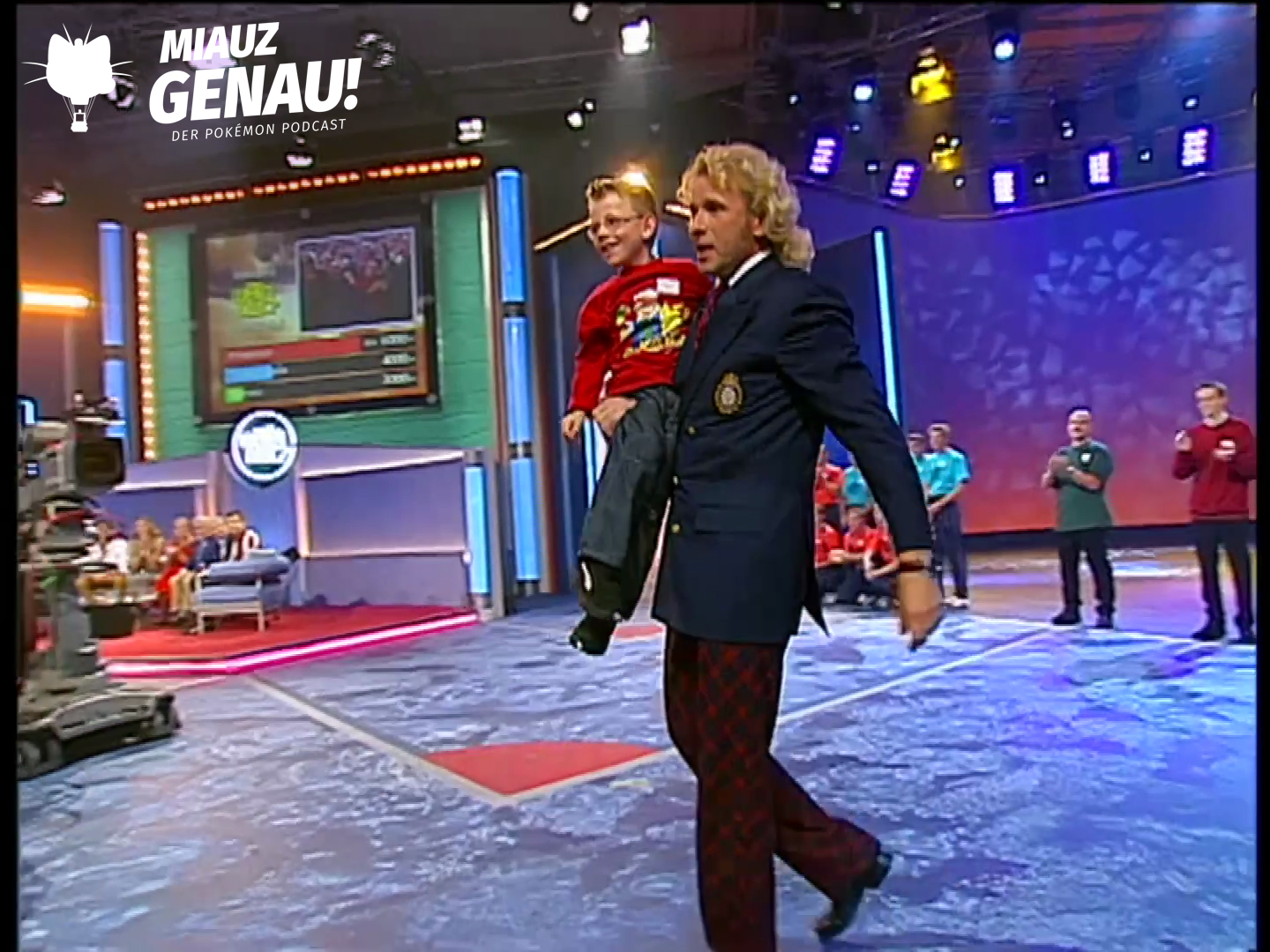 Thomas Gottschalk trägt Benedict Bier über die Bühne von Wetten, dass..? nach dem Sieg seiner Pokémon-Wette.